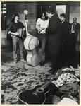 1988-860 Leden van de bekende straatmuziekgroep The Amazing Stroopwafels bieden burgemeester Peper op de stoep van het ...