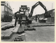 1988-880 Op de Keileweg probeert Gemeentewerken een nieuwe methode van bestraten uit.