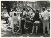 1989-2144 Oldtimer treffen. Op de parkeerplaats van Lommerrijk aan de Straatweg bewonderen Volvo-enthousiasten elkaars ...