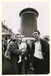1989-2158 De kunstenaars Jan Senhorst en Michiel Brink (rechts) poseren voor hun tot kunstwerk omgebouwd trafohuisje ( ...