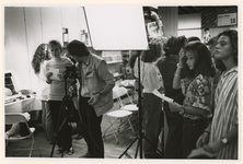 1989-2232 In de Bijenkorf wordt een fotomodellenwedstrijd gehouden in het kader van de vakantiebesteding voor de jeugd.