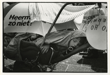 1989-2268 Landelijke actiedag 'Heerema, zo niet', Tevreden slaapt een zeer jonge deelnemer in zijn kinderwagen.