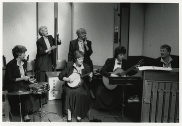 1989-319 Een vrouwenorkestje speelt in het gebouw Odeon ter gelegenheid van Internationale Vrouwendag.
