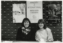 1989-321 Twee vrouwen achter de stand van Amnesty International in Odeon ter gelegenheid van Internationale Vrouwendag.