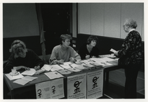 1989-323 Een voorlichtingsstand van de Vrouwenrechtswinkel in Odeon ter gelegenheid van Internationale Vrouwendag.