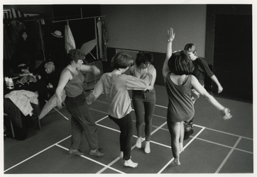 1989-325 Ter gelegenheid van Internationale Vrouwendag dansen enkele vrouwen in het buurtgebouw Odeon.