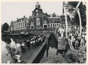1989-3316 Op een ponton in de Voorhaven geeft het Rotterdams Philharmonisch Orkest een uitvoering ter gelegenheid van ...