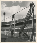 1989-3323 Om te voorkomen dat toeschouwers voorwerpen op het veld gooien, plaatst men in het Feyenoord Stadion netten ...