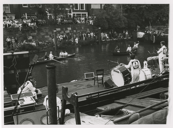 1989-3326 In de Aelbrechtskolk wordt het Heineken Jazzfestival geopend met een compositie voor een dieselmotor genaamd: ...