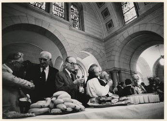 1989-3330 Honderdvijftig gepensioneerde stadhuisambtenaren houden een reünie op het stadhuis, waar hen een lunch wordt ...