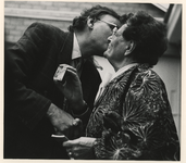 1989-3332 Wethouder Henderson feliciteert mevrouw L. P. Langenberg nadat hij aan haar de Rotterdam Pas heeft ...
