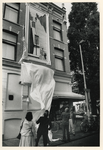 1989-3337 Wethouder P. Hoogendoorn onthult in de Vinkenstraat een gevelversiering van de kunstenaar Joost Minnigh, ...