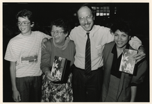 1989-3341 Trots presenteert staatssecretaris mevr. N. Ginjaar-Maas samen met wethouder Hans Simons in het gebouw van de ...