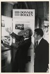 1989-3380 Directeur C.B. Schoenmaker van de boekhandel Donner geeft drs. S. Orlandini uitleg over zijn boekhandel ...