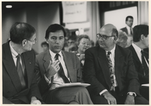 1989-3382 Minister Eelco Brinkman van WVC heeft een onderonsje met Rotterdamse leden van het CDA tijdens een ...