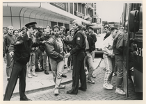 1989-3387 De politie heeft moeite supporters in bedwang te houden die in de stad aanwezig zijn voor de voetbalwedstrijd ...