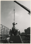 1989-3400 Op de Groenendaal wordt het beeld 'Monument voor een ezel' (Lof der zotheid) van de kunstenaar Geert van der ...