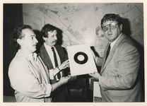1989-3409 Burgemeester Peper ontvangt uit handen van het muzikantenduo De Leino's (uit Leiden) het eerste exemplaar van ...