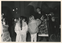 1989-3420 Bewoners van de Burgemeester Roosstraat protesteren op het Stadhuis, bij wethouder Vermeulen, tegen het ...
