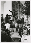 1989-3880 De Roteb heeft samen met schoolkinderen uit de wijk Feijenoord een schoonmaakaktie georganiseerd in en rond ...