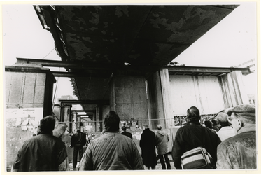 1989-825 Onder het spoorwegviaduct (ter hoogte van de Hoogstraat) kijken toeschouwers naar het verplaatsen van de rails.