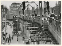 1989-826 Grote publieke belangstelling bij de verplaatsing van het spoorwegviaduct op de Binnenrotte ten behoeve van de ...