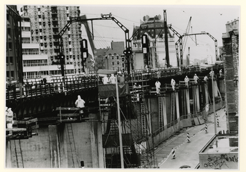 1989-831 Gezicht op de werkzaamheden voor de verplaatsing van het spoorwegviaduct op de Binnenrotte. Op de achtergrond ...