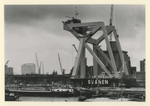 1990-2293 In de Maashaven wordt het Hefschip Svanen afgebouwd, waarna het naar Denemarken zal worden gebracht om te ...