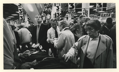 1990-2296-1 Het warenhuis De Bijenkorf organiseert wee drie dagen waarmee men weer duizenden kopers naar binnen lokt ...