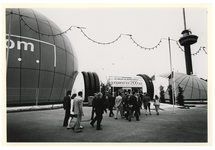 1990-2366 Ongeveer 130 gasten van de Commerzbank brengen een bezoek aan het amusementspark Rivoli en met name aan de ...