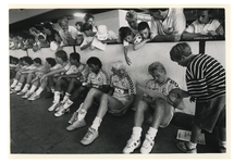 1990-2370 Het eerste elftal van Feyenoord speelt tijdens Jeugdland een partijtje voetbal met de Rotterdamse jeugd.