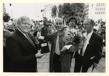 1990-2372 Directeur van de Oranjeboom Brouwerij, de heer D. Wildeman, reikt de eerste prijs, namelijk een goudkleurige ...