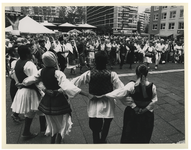 1990-2380 Ook volksdansen is een onderdeel van het dansevenement Rotterdam Danst op het Doelenplein.