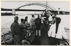 1990-2397 Gratis voetgangers- en fietserspont van IJsselmonde naar Kralingseveer wegens de gedeeltelijke reconstructie ...