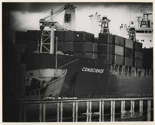 1990-516 Containerschip Conscience ligt in de Botlek voor anker, klaar om zijn lading lekkende containervaten te lossen.