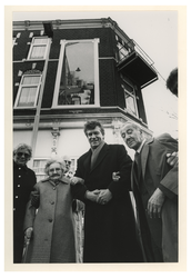 1990-538 Wethouder Vermeulen poseert gearmd met Marie en Jan Henkes voor een muurschildering naar ontwerp van hun broer ...
