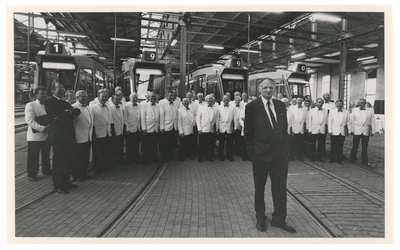 1990-548 Het RET-mannenkoor zingt wethouder Drs. J. Laan toe bij diens afscheid in de RET-remise aan de Oostzeedijk.