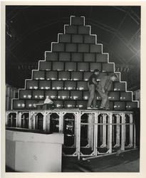 1990-550 Opbouw van de Rivoli-presentatie, met onder meer een stellage van 55 televisiebeeldschermen in de Festival Hal.