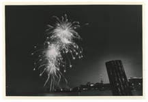 1990-597 In het kader van de viering van Rotterdam 650 jaar, vindt vanaf de Leuvehavenmond een groots vuurwerk plaats.