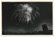1990-598 In het kader van de viering van Rotterdam 650 jaar, vindt vanaf de Leuvehavenmond een groots vuurwerk plaats.