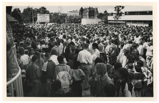 1990-613 Een grote groep mensen verdringt zich voor de poort van Rivoli nadat zij vernomen hebben dat de toegang gratis is.