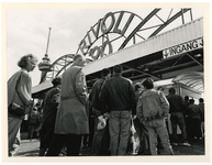 1990-614 Een grote groep mensen verdringt zich voor de poort van Rivoli nadat zij vernomen hebben dat de toegang gratis is.