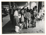1990-616 Lezende jeugd bij een boekenstand tijdens de manifestatie Jeugdbeleid in De Doelen.