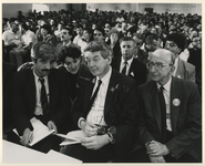 1990-639 Vicepremier W. Kok luistert naar een vrouw tijdens een PvdA-campagnebezoek aan 't Klooster in de Afrikaanderwijk.