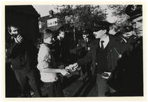 1990-651 De politie wordt door buurtbewoners van koffie voorzien tijdens de demontage van de Hillebom.