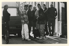 1990-652 De politie en buurtbewoners onderhouden zich met elkaar tijdens de demontage van de Hillebom.