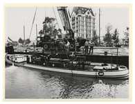 1990-746 Een kraanwagen hijst de gezonken blusboot Jan van der Heijden op uit de Oude Haven.