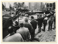 1990-748 De gezonken blusboot Jan van der Heijde wordt uit het water van de Oude Haven getakeld.