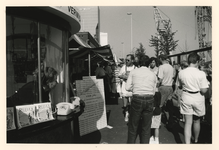 1991-121 De Boompjes zijn het decor voor de jaarlijkse uitmarkt, waar de vertegenwoordigers van diverse culturele ...
