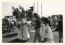 1991-129 De Boompjes zijn het decor voor de jaarlijkse uitmarkt, waar de vertegenwoordigers van diverse culturele ...